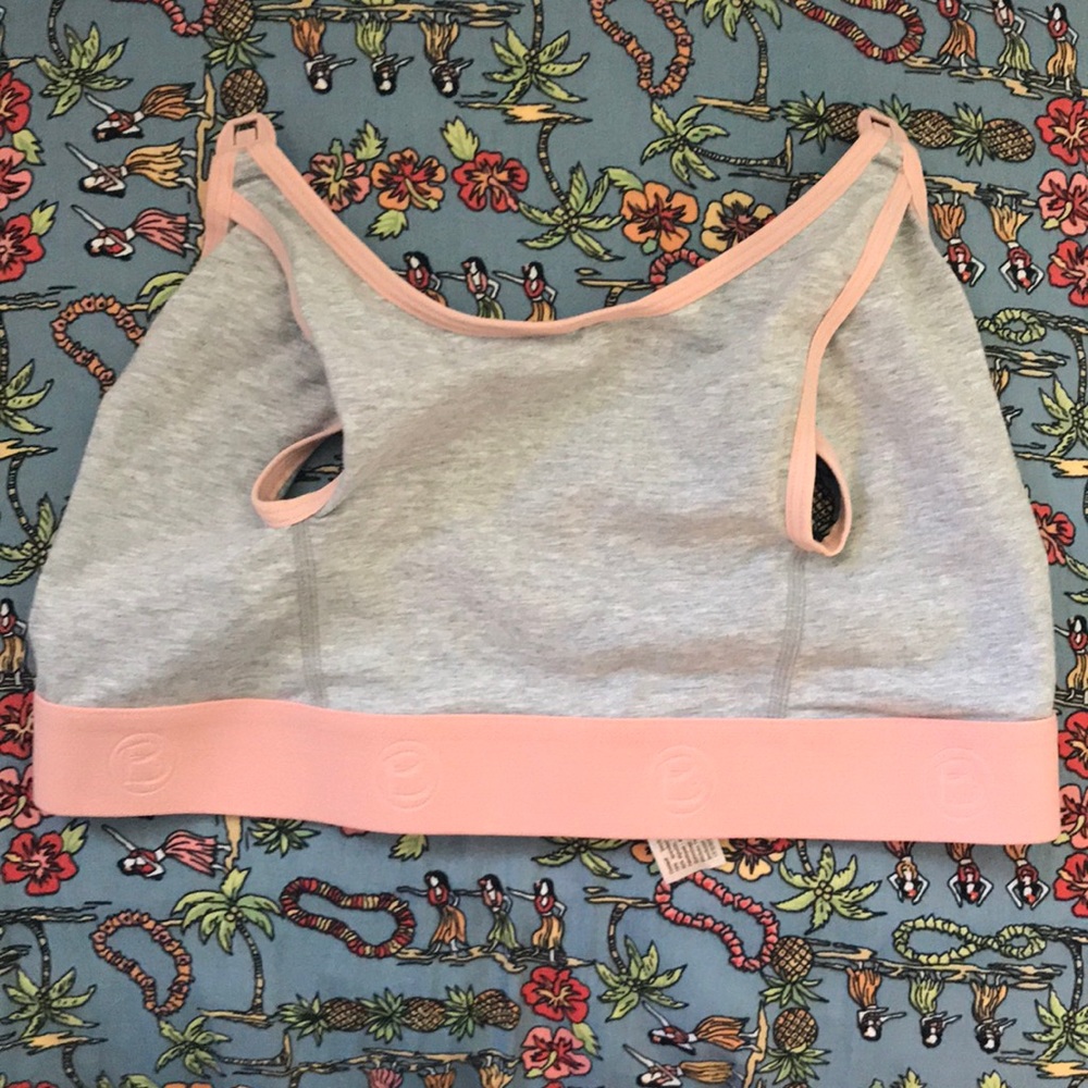 Hands free pumping bra